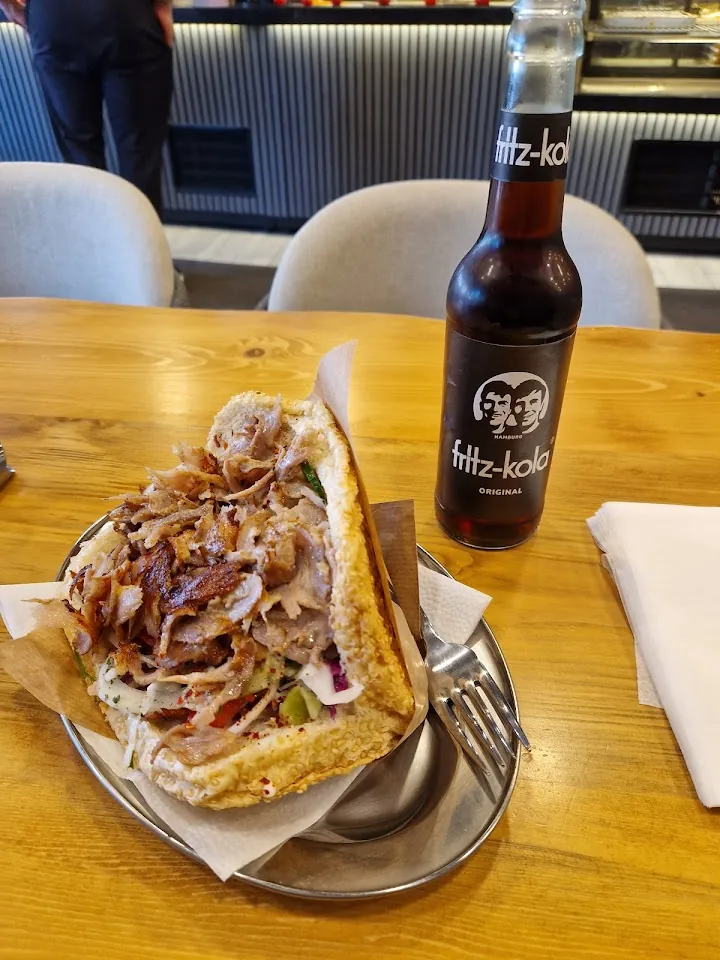 Döner frisch serviert mit Getränk am Tisch