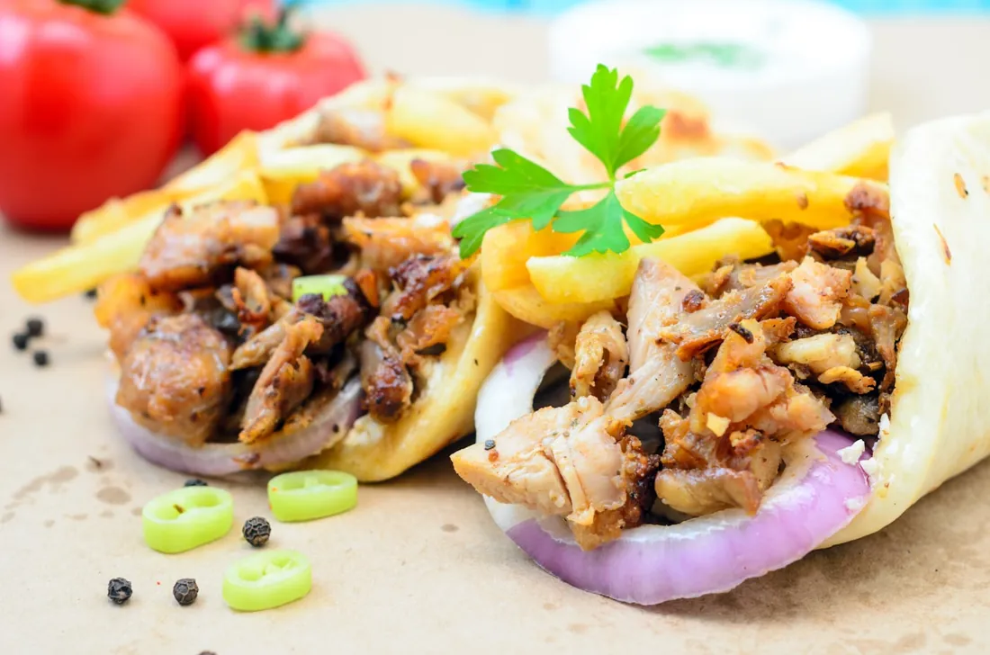 Döner im Fladenbrot mit Pommes