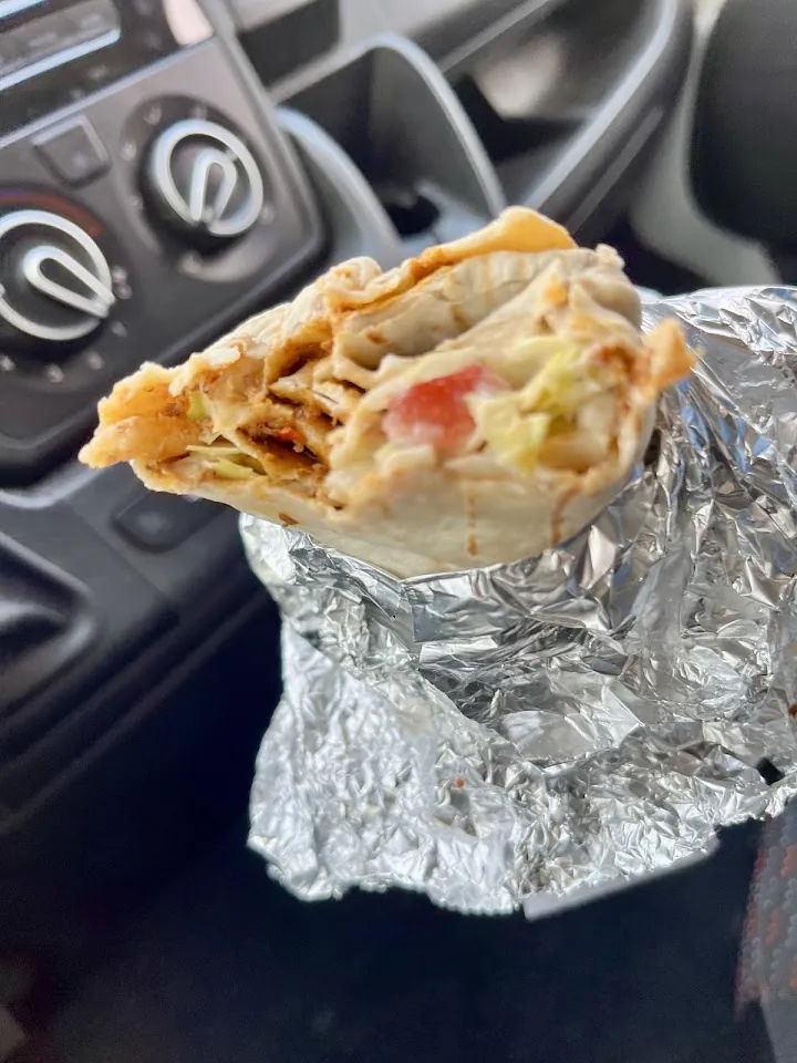 Döner Dürüm zum Mitnehmen in der Hand