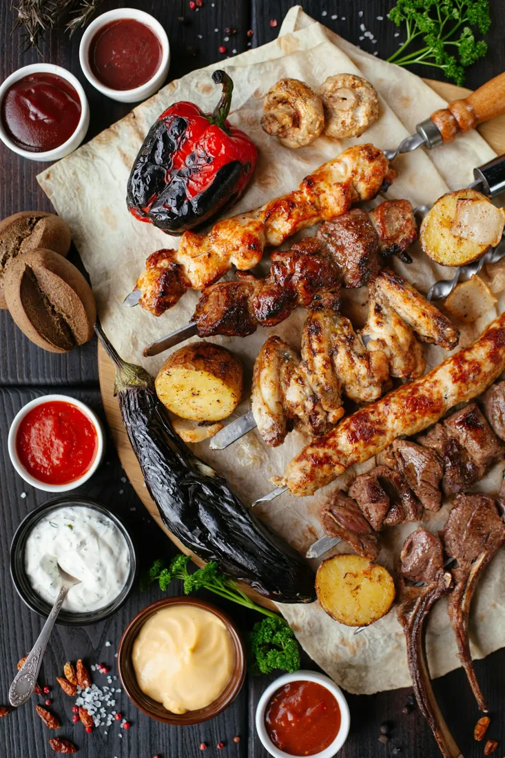 Grillteller mit Beilagen und Salat