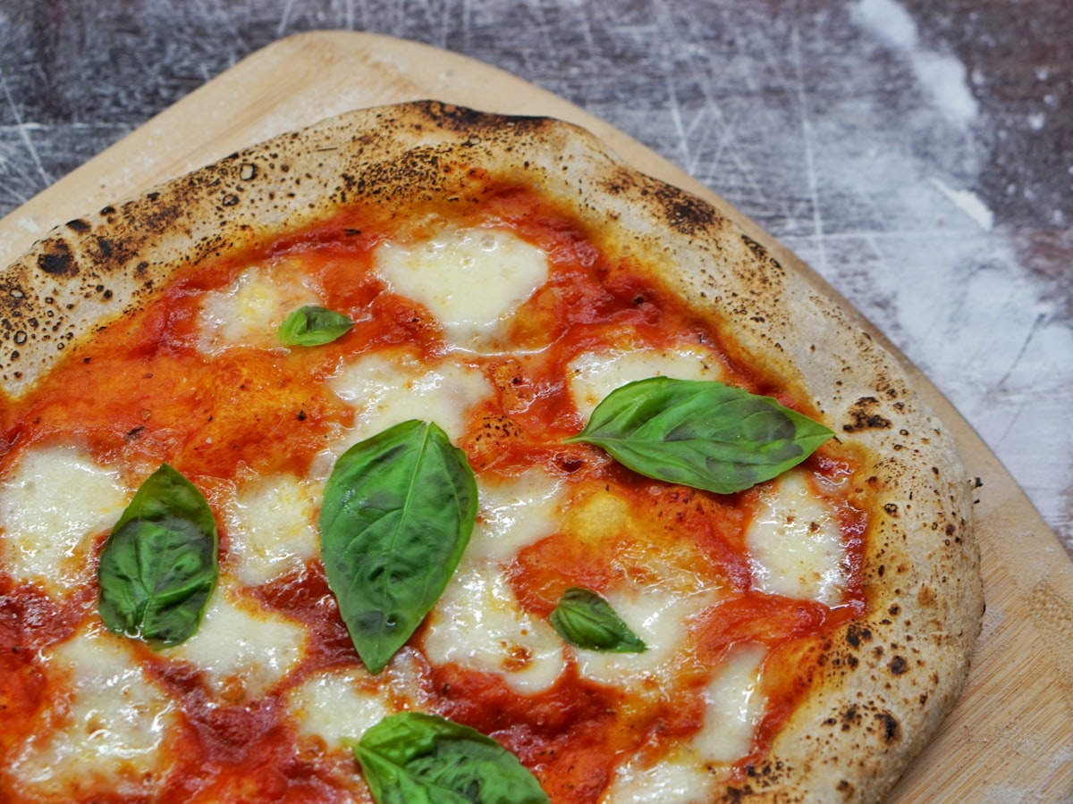 Margherita mit frischem Basilikum und zerlaufenem Mozzarella, Nahaufnahme