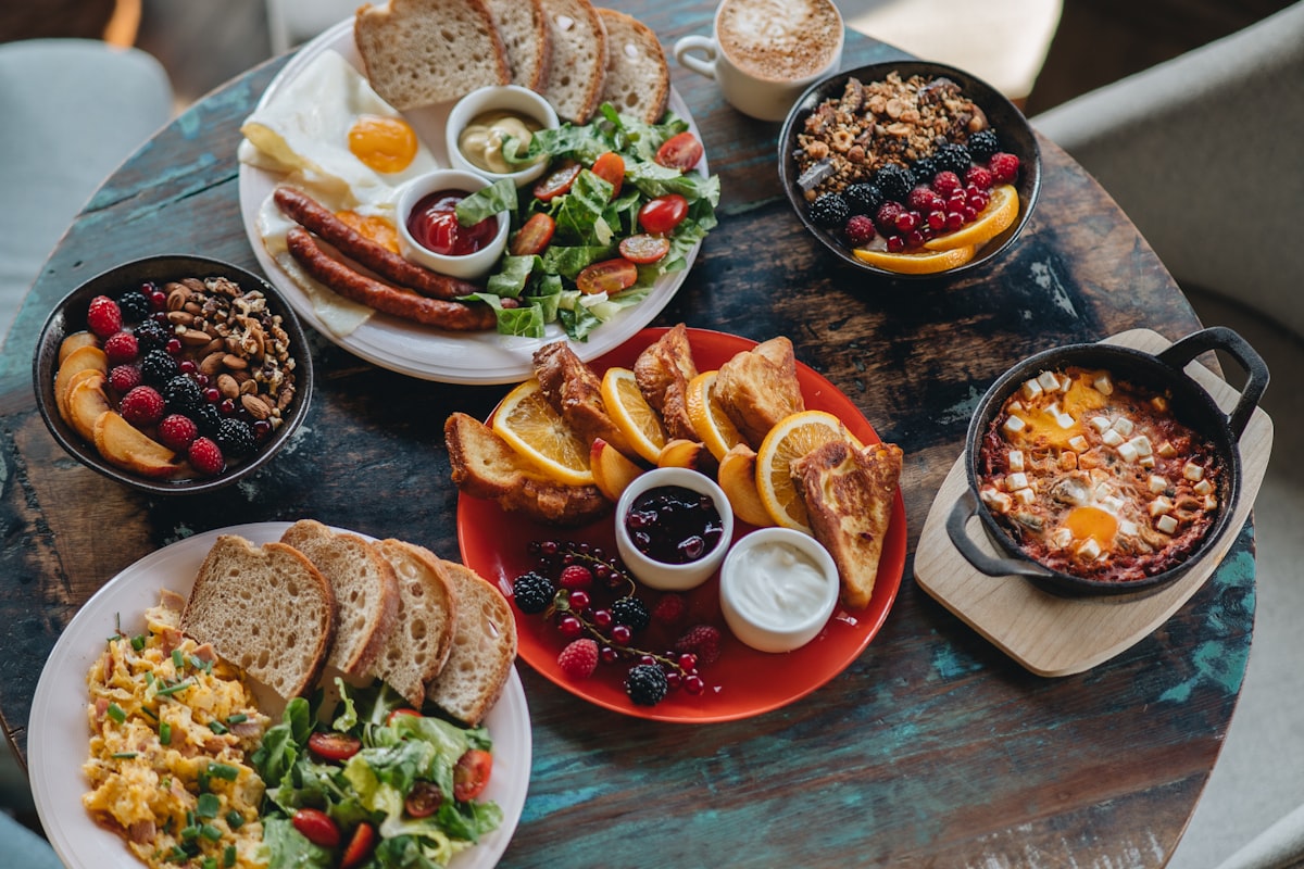 Açaí-Bowl mit Granola und roten Beeren