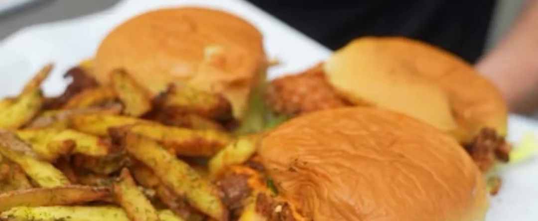 Smash Burger mit Loaded Fries auf dem Tablett